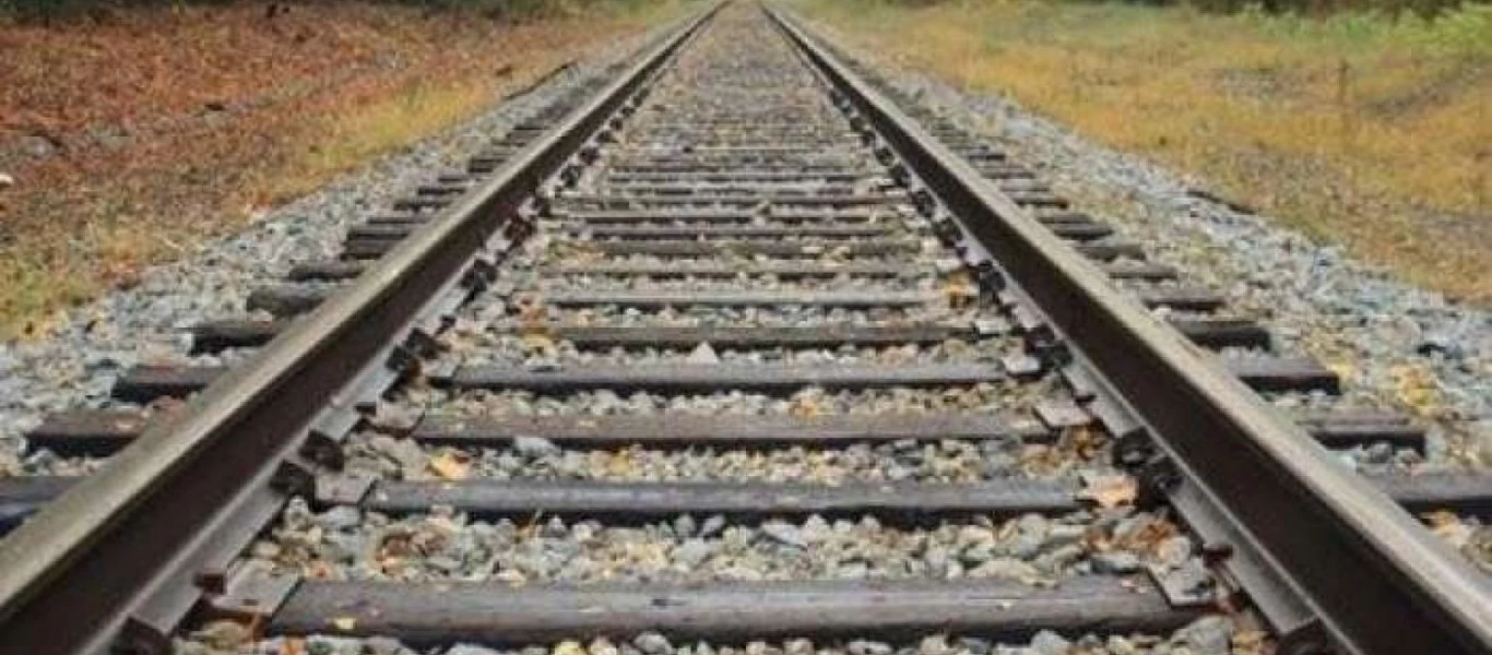 Θεσσαλονίκη: Γονείς κλείνουν τις ράγες των τρένων - Διαμαρτύρονται για τα σχολικά κενά